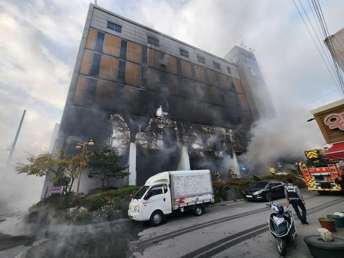 18일 오전 8시 10분께 경북 구미시 원평동 강남병원에서 불이 나 소방대가 불을 끄고 있다. ⓒ연합뉴스(독자제공)