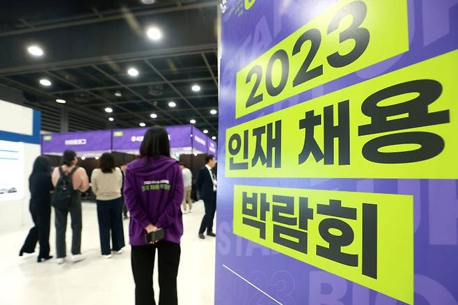 2023 인재채용 박람회 (서울=연합뉴스) 진연수 기자 = 31일 서울 서초구 aT센터에서 열린 '2023 바이오 스타트업 인재채용 박람회'를 찾은 구직자들이 참가 기업 부스를 둘러보고 있다. 2023.10.31 jin90@yna.co.kr (끝)