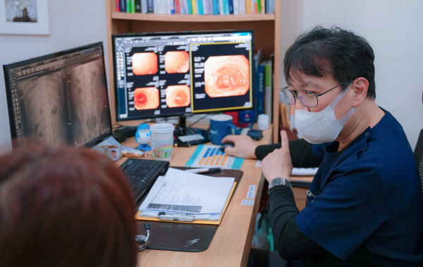 온종합병원 노년내과클리닉 은명 소장이 클리닉에서 노년층 질환 관련 환자를 진료하고 있다.