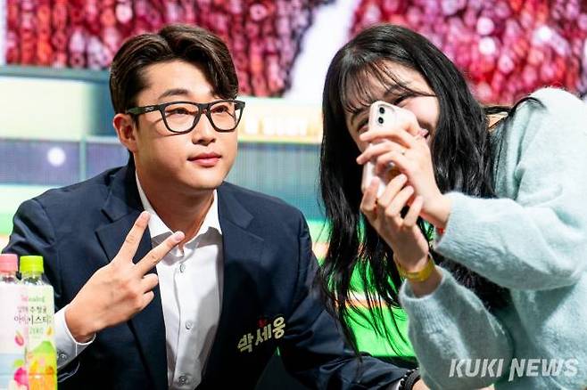 팬과 기념 촬영을 하는 박세웅. 사진=차종관 기자