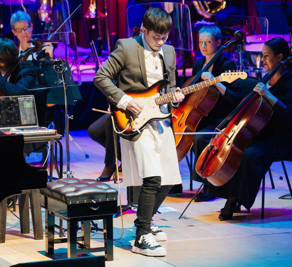 정재일이 지난 10월 런던 바비칸센터에서 런던 심포니 오케스트라와 협연 도중 기타로 직접 연주하는 모습. 주영한국문화원 제공