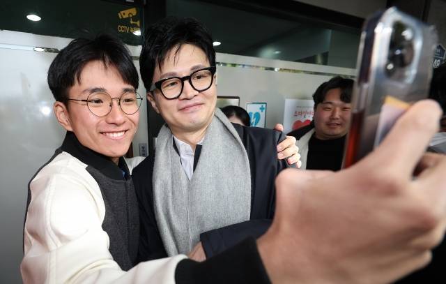 한동훈 법무부 장관이 17일 대구 수성구 스마일센터를 찾아 시민들과 셀카를 찍고 있다. 연합뉴스