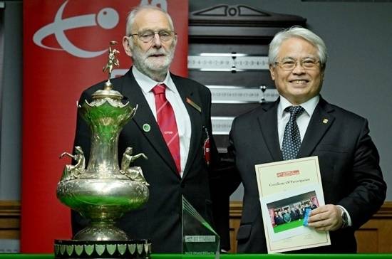 세계프로당구스누커협회(WPBSA)는 ‘월드빌리어드챔피언십’이 개막하기 전날 대회 관계자와 심판, 일부 선수가 참여하는 리셉션을 열었다. 대회 디렉터인 프랭크 브래들리는 리셉션장에서 한국에서 온 필자에게 많은 호의를 베풀었다. (사진=이길남 대한당구연맹 심판 제공)
