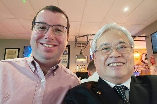 리셉션장에서 크리스 쿠움과 한 컷.  WPBSA 잉빌담당 이사이자 1급 심판인 그는 필자와 이메일로 소통하는 초반에 “한국에서도 스누커와 잉글리시빌리어드를 치느냐?”고 물었던 사람이다. (사진=이길남 대한당구연맹 심판)