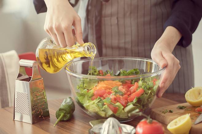 샐러드에 뿌리는 올리브유 [123RF]