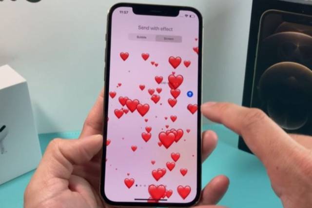 아이메시지의 스페셜 이펙트 기능을 활성화하는 장면. [유튜브 'Technomentary' 캡처]