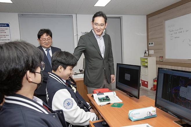 [서울=뉴시스] 조수정 기자 = 이재용 삼성전자 회장이 7일 경북 구미시 구미전자공업고등학교를 방문해 수업을 참관하고 학생들과 대화를 나누고 있다. (사진=삼성전자 제공) 2023.03.07.photo@newsis.com *재판매 및 DB 금지