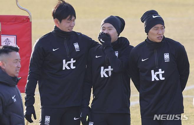 [서울=뉴시스] 김근수 기자 = 대한민국 축구국가대표팀 이강인과 김영권이 18일 오후 서울 양천구 목동종합운동장에서 열린 팬 오픈트레이닝에서 팬들에게 인사하고 있다. 2023.11.18. ks@newsis.com