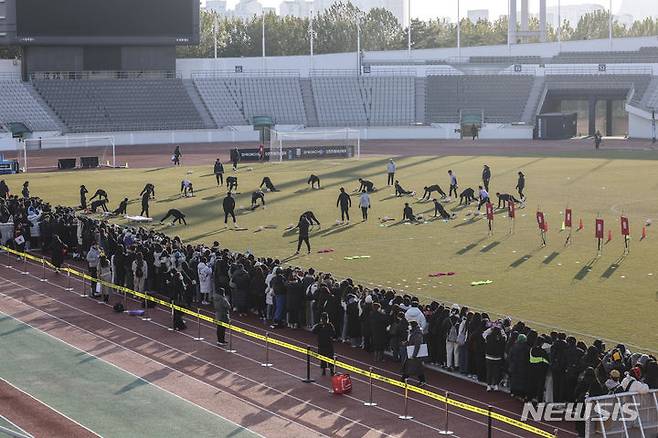 [서울=뉴시스] 김근수 기자 = 대한민국 축구국가대표팀 선수들이 18일 오후 서울 양천구 목동종합운동장에서 열린 팬 오픈트레이닝에서 훈련하고 있다. 2023.11.18. ks@newsis.com