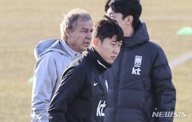 [서울=뉴시스] 김근수 기자 = 대한민국 축구국가대표팀 감독 위르겐 클린스만과 손흥민이 18일 오후 서울 양천구 목동종합운동장에서 열린 팬 오픈트레이닝에서 경기장으로 입장하고 있다. 2023.11.18. ks@newsis.com