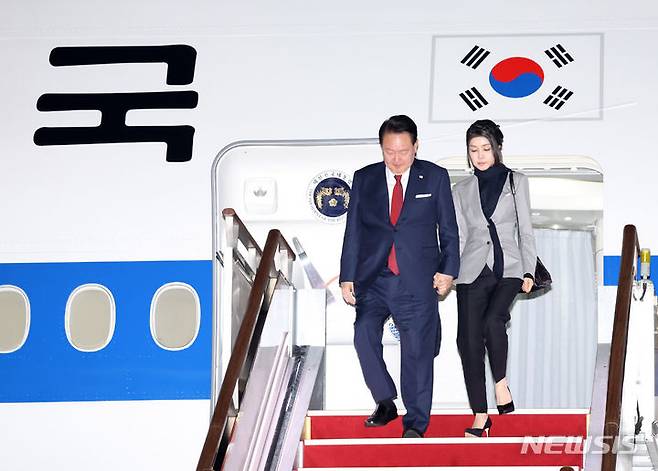 [서울=뉴시스] 조수정 기자 = 아시아태평양경제협력체(APEC) 정상회의 일정을 마치고 귀국한 윤석열 대통령과 부인 김건희 여사가 18일 경기도 성남 서울공항에 도착해 공군 1호기에서 내리고 있다. 2023.11.18. chocrystal@newsis.com