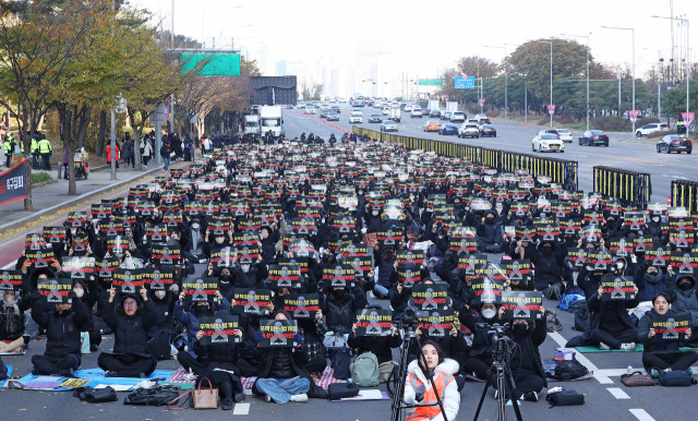 18일 서울 여의도공원 인근에서 유아학교연대 관계자 등이 '유보통합 구체안 없는 정부조직법 개정 중단 촉구 집회'를 하고 있다. 연합뉴스