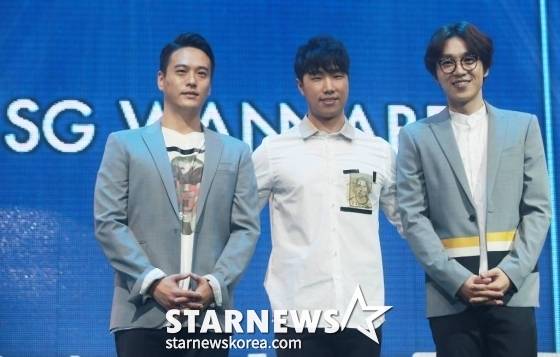 보컬 그룹 SG워너비가 20일 오후 서울 마포구 서교동 무브홀에서 열린 새 미니앨범 '더 보이스'(THE VOICE 컴백 쇼케이스에서 포즈를 취하고 있다.  새 미니앨범 '더 보이스'는 최고의 프로듀서 조영수와 히트 메이커 김도훈이 참여했다. '가슴 뛰도록', '좋은 기억' 등 2곡의 타이틀을 비롯해 SG워너비 앨범 커리어 최초로 멤버 전원이 직접 작사, 작곡에 참여한 자작곡 3곡도 수록됐다. /사진=김창현 기자 chmt@