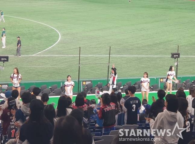 한국 응원단이 16일 일본 도쿄돔에서 열린 2023 APBC 호주전에서 대표팀을 응원하고 있다. 박민수 응원단장(가운데)이 음량이 작은 음악소리에도 호루라기를 불며 육성응원을 하고 있다./사진=김동윤 기자