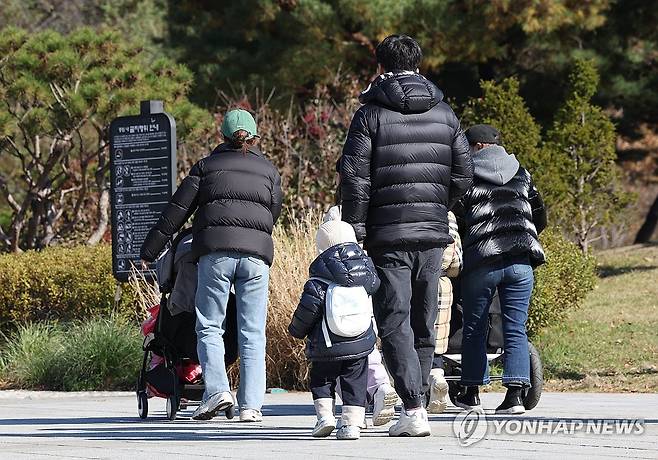 '따뜻하게 입고 공원 나들이' (서울=연합뉴스) 김성민 기자 = 아침 기온이 영하권으로 내려간 12일 오전 서울 강북구 북서울꿈의숲에서 따뜻한 옷을 입은 나들이객들이 이동하고 있다. 2023.11.12 ksm7976@yna.co.kr