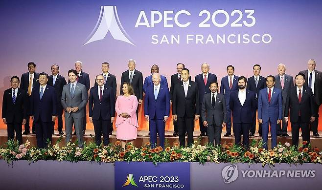 윤석열 대통령, APEC 정상 단체 사진촬영 (샌프란시스코=연합뉴스) 진성철 기자 = 윤석열 대통령이 16일(현지시간) 미국 샌프란시스코 모스코니센터에서 열린 아시아태평양경제협력체(APEC) 정상 단체사진촬영에서 각국 정상들과 함께 기념 촬영을 하고 있다.
    앞줄 오른쪽부터 윤석열 대통령, 조코 위도도 인도네시아 대통령, 가브리엘 보리치 칠레 대통령, 하사날 볼키아 브루나이 국왕, 세타 타위신 태국 총리, 조 바이든 미국 대통령, 디나 볼루아르테 페루 대통령, 앤서니 앨버니지 호주 총리, 쥐스탱 트뤼도 캐나다 총리, 시진핑 중국 국가주석, 기시다 후미오 일본 총리. 2023.11.17 zjin@yna.co.kr