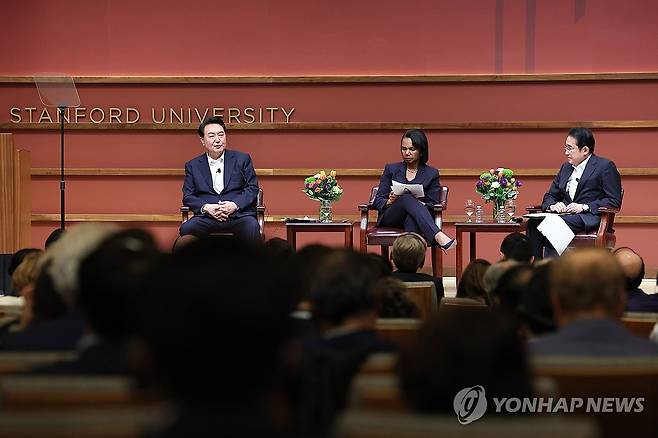 윤석열 대통령, 스탠퍼드대 한일 정상 좌담회 (팰로앨토=연합뉴스) 임헌정 기자 = 아시아태평양경제협력체(APEC) 정상회의 참석차 미국을 방문 중인 윤석열 대통령이 17일(현지시간) 미국 캘리포니아주 스탠퍼드대 후버연구소에서 열린 한일 정상 좌담회에서 사회자와 대담을 하고 있다. 왼쪽부터 윤 대통령, 콘돌리자 라이스 후버연구소장, 기시다 후미오 일본 총리. 2023.11.18 kane@yna.co.kr