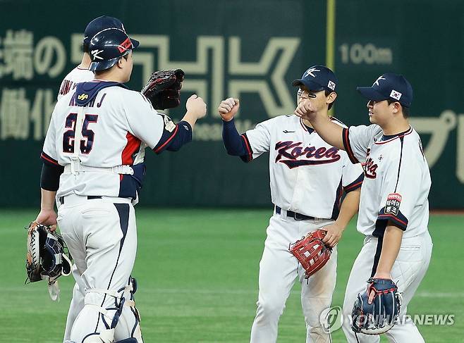 한국 승리 (도쿄=연합뉴스) 한종찬 기자 = 18일 일본 도쿄돔에서 열린 아시아프로야구챔피언십(APBC) 예선 최종전 대한민국과 대만의 경기. 6-1로 승리한 대한민국 선수들이 기뻐하고 있다. 2023.11.18 saba@yna.co.kr