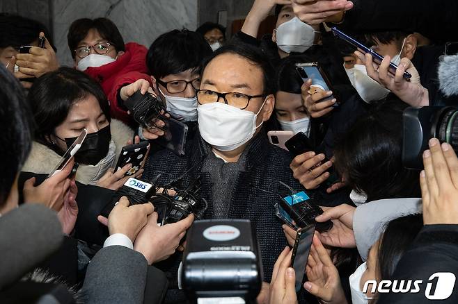 정한중 검사징계위원장 직무대리(한국외대 법학전문대학원 교수)가 지난 2020년 12월16일 정부과천청사 법무부에서 윤석열 검찰총장에 대한 검사징계위원회 2차 심의를 마친 후 청사를 나서며 취재진 질문에 답하고 있다. 법무부 검사징계위원회는 약 17시간여 윤석열 검찰총장에 대한 2차 심의를 거친 끝에 '정직 2개월'을 의결했다.ⓒ News1 유승관 기자