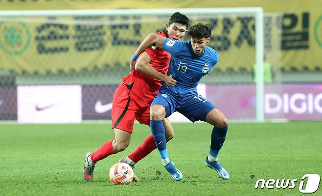 대한민국 축구대표팀 김민재가 16일 서울 마포구 서울월드컵경기장에서 열린 2026 FIFA 북중미 월드컵 아시아 지역 2차 예선 C조 조별리그 대한민국과 싱가포르의 경기에서 수비하고 있다. 2023.11.16/뉴스1 ⓒ News1 김성진 기자