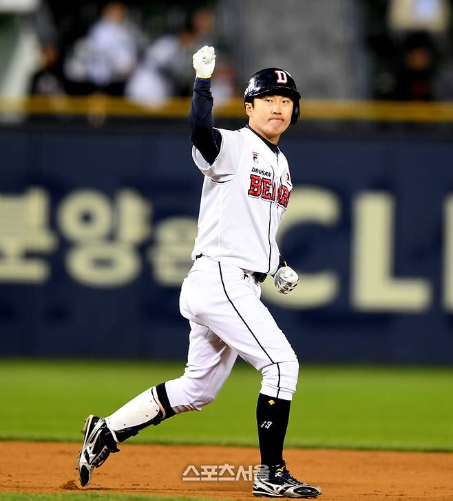 두산 허경미이 16일 잠실야구장에서 열린 2023 KBO리그 SSG와 경기 5회말 2사1루 1타점 2루타를 친 후 환호하고 있다.  2023. 10. 16. 잠실 | 최승섭기자 thunder@sportsseoul.com