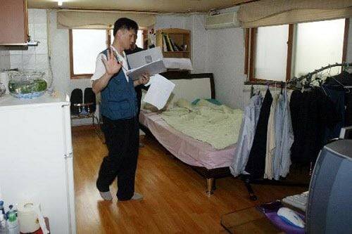 연쇄살인범 유영철이 거주했던 서울 마포구의 한 오피스텔에서 경찰이 감식을 하고 있다./조선DB