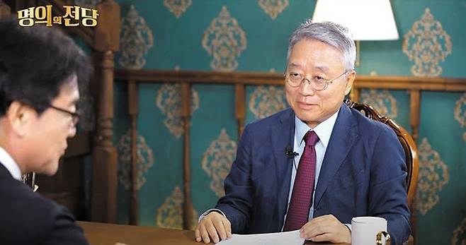 심영목 삼성서울병원 폐식도외과분과 석좌교수가 17일 본지 의학토크쇼 ‘명의의 전당’에 출연해 식도암 수술 경험을 말하고 있다. 심 교수는 “식도암 수술의 표준을 바꿀 새로운 치료법이 곧 완성된다”고 했다. /오!건강