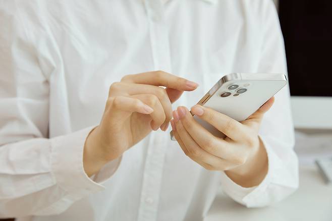 스마트폰, 컴퓨터 등을 사용할 때는 어깨와 가슴을 편 채로 화면을 눈높이에 맞춰야 한다./사진=클립아트코리아