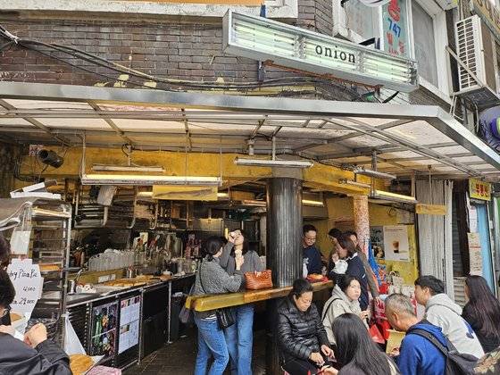서울 종로구 광장시장 입구에 자리한 카페 어니언.