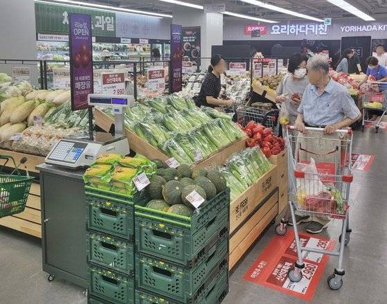 서울 강남구에 있는 롯데슈퍼 삼성점에서 고객들이 장을 보고 있다. 사진 롯데쇼핑