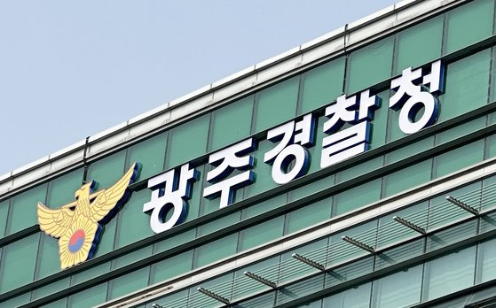 광주지검이 지난 10일 청탁 사건 증거 수집을 위해 광주경찰청과 북부경찰서, 광산경찰서 첨단지구대 등을 압수수색했다. 당초 코인 사기사건 수사 무마 의혹으로 시작한 이번 수사는 경찰 승진인사 청탁으로 확대되며 고위 경찰 다수가 연루됐다는 의혹이 불거졌다. 연합뉴스