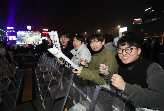 리그 오브 레전드 월드 챔피언십(롤드컵) 결승전이 열린 19일 오후 서울 광화문 광장에서 e스포츠 팬들이 손난로와 두꺼운 외투 등을 준비해 응원전에 참석한 모습. 뉴스1