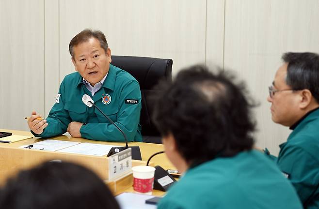 이상민 행정안전부 장관이 19일  대전 유성구 국가정보자원관리원을 방문해 지방행정전산서비스 장애 대응 상황 등을 청취하고 있다. 사진=뉴스1