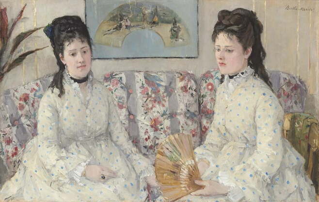 베르트 모리조가 그린 '자매들'(1869). 그림 속 자신은 드가가 그림을 그려넣어 선물한 부채를 들고 있다.