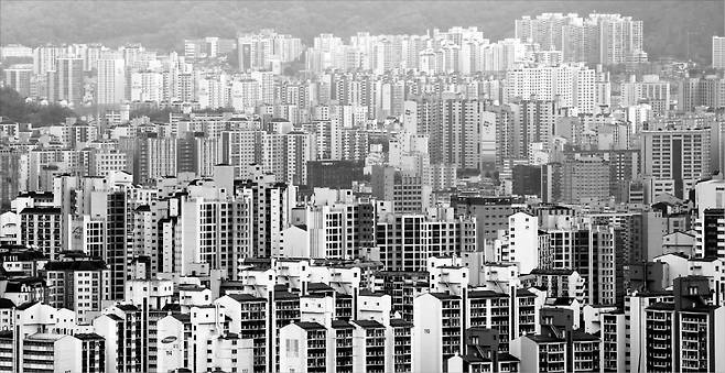 지역주택조합 사업은 무주택 등 일정 자격 요건만 갖추면 청약통장 가입 여부와 상관없이 조합원으로 참여해 주택을 받을 수 있는 제도다. 최근 공사비 급등과 프로젝트파이낸싱(PF) 금리 상승으로 추가 분담금이 급증하는 등 고전하는 지역주택조합 현장이 늘어나고 있다.   연합뉴스