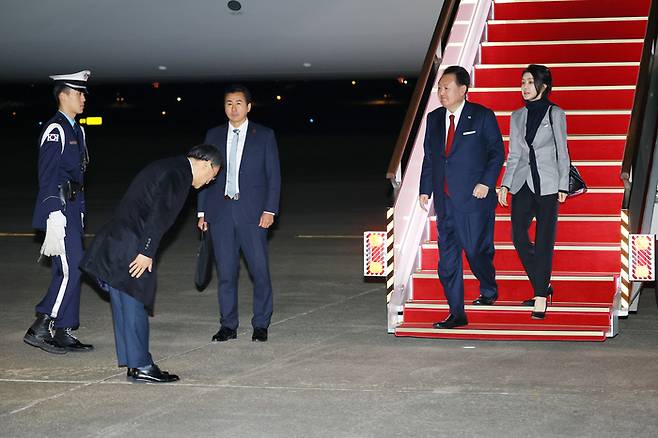 미국 샌프란시스코에서 열린 아시아태평양경제협력체(APEC) 정상회의 일정을 마치고 귀국한 윤석열 대통령과 김건희 여사가 지난 18일 경기도 성남 서울공항에 도착해 고기동 행정안전부 차관과 인사하고 있다. 대통령실사진기자단