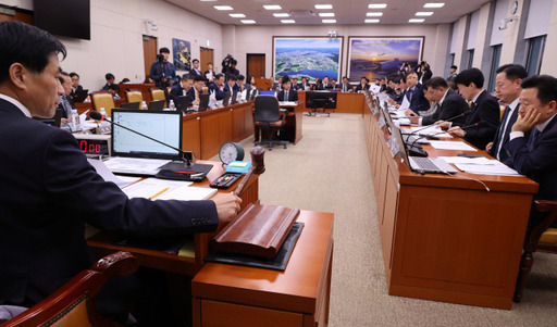 지난 15일 국회 국토교통위원회에서 김민기 위원장이 전체회의를 진행하고 있다. 연합뉴스