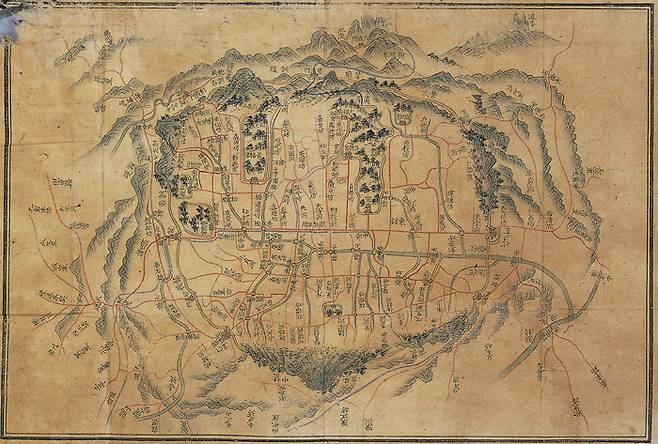 북한산과 남산 사이의 도성 모습을 묘사한 <한양도>. 도성 안의 궁궐, 도로망, 교량, 주요 부·방·동의 명칭이 자세히 쓰여 있다. 제작 시기는 18세기 중반기로 추정된다. [서울역사아카이브]