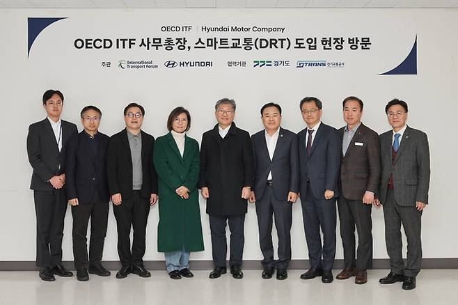 현대자동차는 지난 17일 경기 하남시에서 경제협력개발기구(OECD) 산하 국제교통포럼(ITF) 관계자들이 경기도의 수요응답교통 서비스 ‘똑타’를 체험했다고 19일 밝혔다. 왼쪽부터 한승민 경기도청 첨단교통팀장, 나기호 현대차·기아 상무, 신승규 현대차·기아 전무, 김수영 현대차·기아 셔클사업실 상무, 김영태 OECD 국제교통포럼 사무총장, 김종배 경기도의회 위원장, 민경선 경기교통공사 사장, 김교흥 하남시 부시장, 이회수 경기교통공사 상임이사. [현대차]