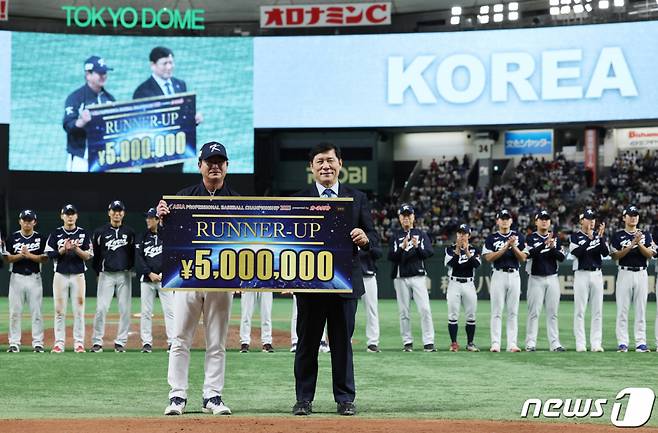 허구연 한국야구위원회 총재(오른쪽)과 류중일 야구대표팀 감독이 19일 오후 일본 도쿄돔에서 열린 '2023 아시아프로야구챔피언십(APBC)' 시상식에서 기념 촬영을 하고 있다.  대한민국은 APBC 결승전에서 일본에 3대4로 패배해 준우승을 차지했다. 2023.11.19/사진=뉴스1