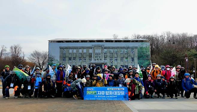 18일 보수공사 중인 노동당사 앞에서 대원들이 기념 사진을 찍고 있다. 이도훈 씨 제공