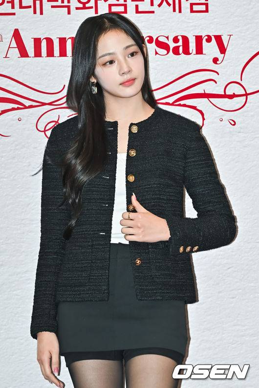 [OSEN=박준형 기자] 걸그룹 뉴진스가 6일 오전 서울 여의도 더현대 서울 내 크리스마스 마켓 ‘H빌리지’ 부스에서 진행된 현대백화점면세점 오픈 5주년 기념 포토월 행사에 참석했다.뉴진스 민지가 포즈를 취하고 있다. 2023.11.06 / soul1014@osen.co.kr