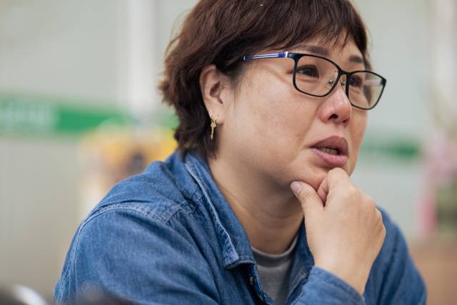 ▲<프레시안>은 지난 7일 충남 서산의 플랜트건설기능학교를 찾아 12년째 용접사로 일하는 김신혜씨를 만났다. 용접사로 첫 취직을 할 당시를 회상하며 눈물을 보이는 신혜씨. ⓒ황지현