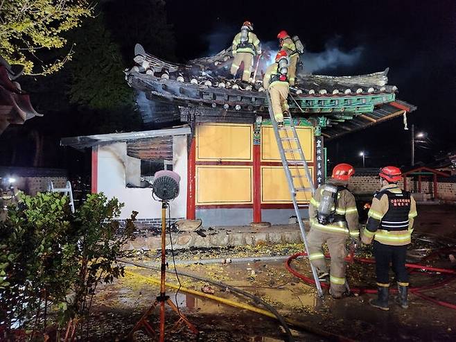 경북 경주시 한 기와 건물에서 화재가 발생하자 소방대원이 진화작업을 펼치고 있다. 경주소방서 제공
