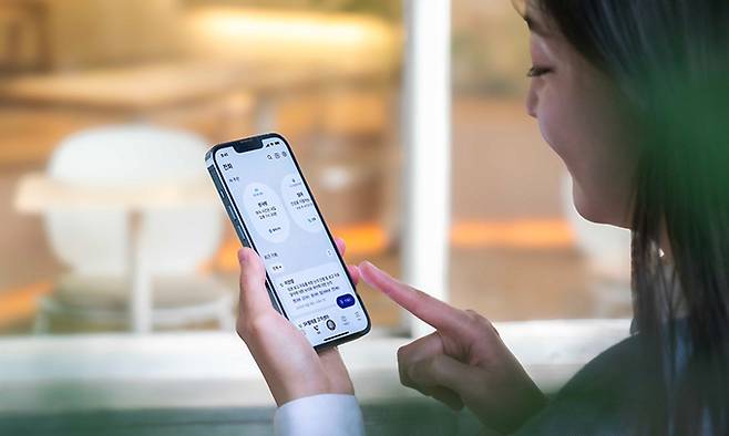 한 이용자가 SK텔레콤 ‘에이닷’의 통화 지원 화면을 보고 있다. SK텔레콤 제공