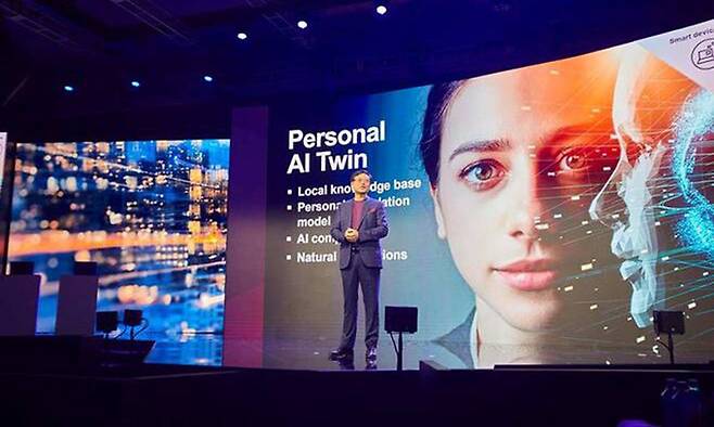 레노버 최고경영자(CEO) 양위안칭이 지난달 ‘레노버 테크 월드’ 행사에서 AI 전략을 발표하고 있다. 레노버 제공