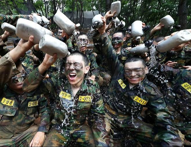 육군 신병교육대 훈련병들이 각개전투 훈련을 마친 뒤 수통의 물을 머리 위에 뿌리며 더위를 잠시 식히고 있다. 세계일보 자료사진