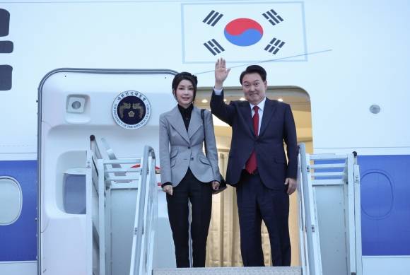 윤석열 대통령 내외, APEC 일정 마치고 귀국길 - 아시아태평양경제협력체(APEC) 정상회의 일정을 마친 윤석열 대통령과 김건희 여사가 17일(현지시간) 미국 샌프란시스코 공항에서 공군1호기 편으로 귀국하기 전 인사하고 있다. 2023.11.18  연합뉴스