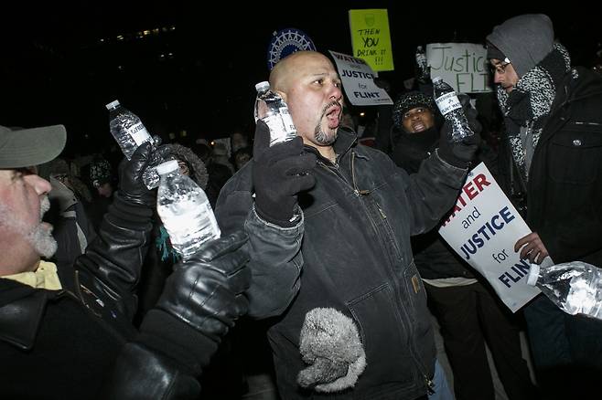2016년 1월 미국 미시간주에서 ‘플린트시 납 수돗물 사태’에 항의하는 시위가 일어났다.ⓒAP Photo