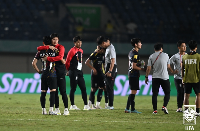 17세 이하 한국 남자축구대표팀이 18일 인도네시아 반둥에서 열린 2023 국제축구연맹(FIFA) U-17 월드컵 조별리그 E조 최종 3차전에서 부르키나파소에 1-2로 패해 3전전패를 당한 뒤 서로 위로하고 있다. 대한축구협회 제공